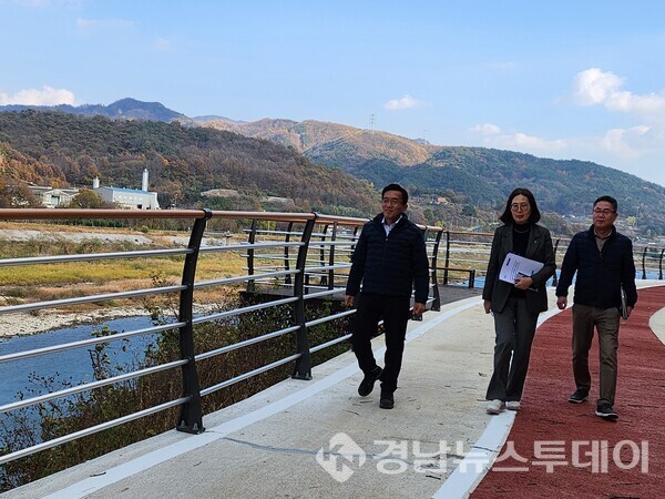 정영철 산청부군수가 최근 준공한 동의보감 시오리길 조성사업 현장을 점검하고 있다. (사진제공=산청군)