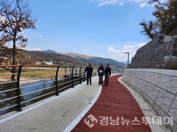 정영철 산청부군수가 최근 준공한 동의보감 시오리길 조성사업 현장을 점검하고 있다. (사진제공=산청군)