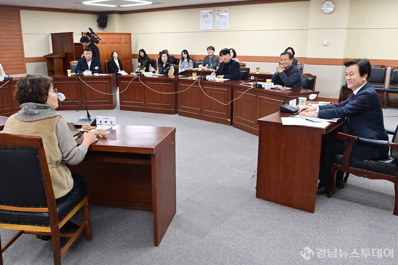 조규일 진주시장이 지난 25일 시청 5층 상황실에서 ‘진주드림쇼핑몰’ 우수업체와 ‘11월 시민과의 데이트’ 를 진행하고 있다. (사진제공=진주시)