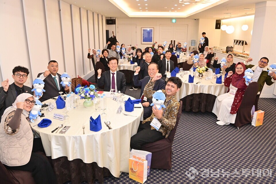 지난 25일 열린 인도네시아 교육부와 우수교사 대표단 환영 행사에서 관계자들이 기념촬영을 하고 있다. (사진제공=진주시)