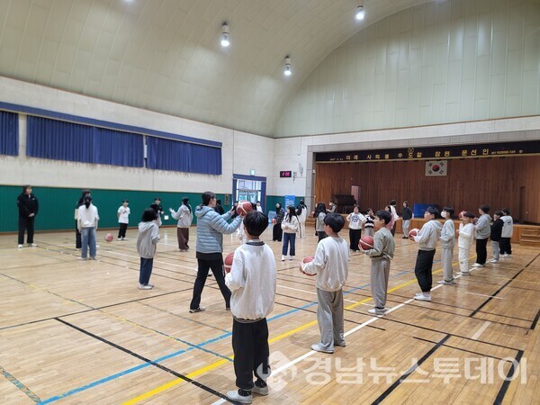 사천시청여자농구단  ‘재능기부 찾아가는 농구교실’  운영 모습 (사진제공=사천시)