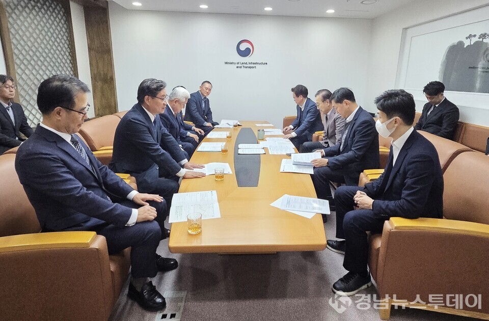 함양군을 비롯한 7개 지자체 단체장이 지난 25일 서울 정동 국토발전전시관에서 김윤덕 국토교통부 장관과 면담을 갖고 ‘대전~남해선 철도 건설 사업’을 제5차 국가철도망 구축계획(2026~2035)에 반영해 줄 것을 요청했다. (사진제공=함양군)