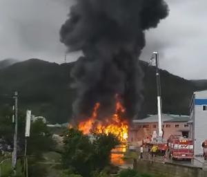 김해 상동면 윤활유첨가제 창고서 화재...2명 부상