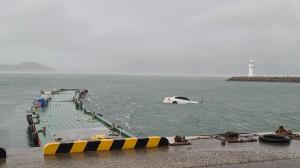 사천 삼천포구항서 승용차 추락…운전자 사망