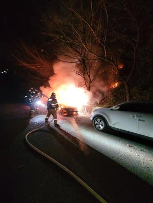 창원시 의창구 서상동 도로에 주차된 승용차 화재…1명 숨져