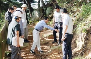 [포토] 창녕 관룡사 용선대 탐방로 정비 현장 점검
