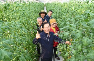 [포토] 성낙인 창녕군수, 시설채소 재배농가 및 한우농가 현장 방문