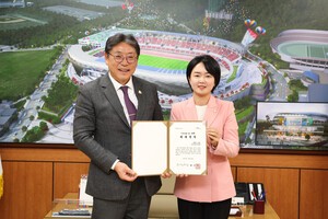 배현주 김해시의원,  김해시미래인재장학재단에 3천만원 기탁