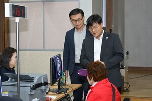 거제시장, 민생회복지원금 접수처 현장 점검